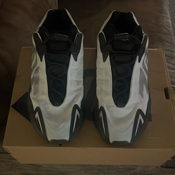 yeezy 700 mnvn (blue tint)